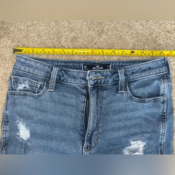 Hollister Ultra High-Rise Mom Jeans - Picture 6 of 9